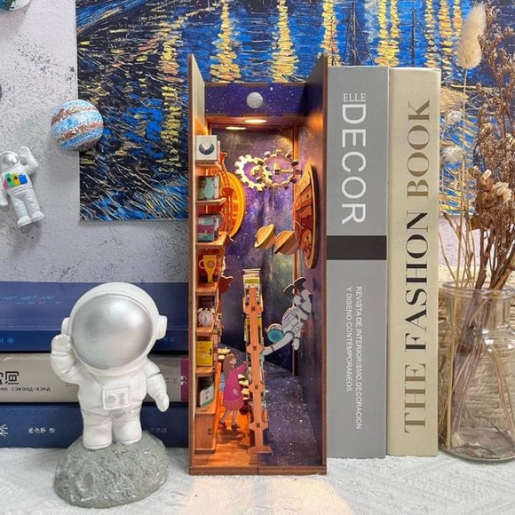 DIY 3D Book Nook Kit Interstellar 247pcs - Picture 1 of 7